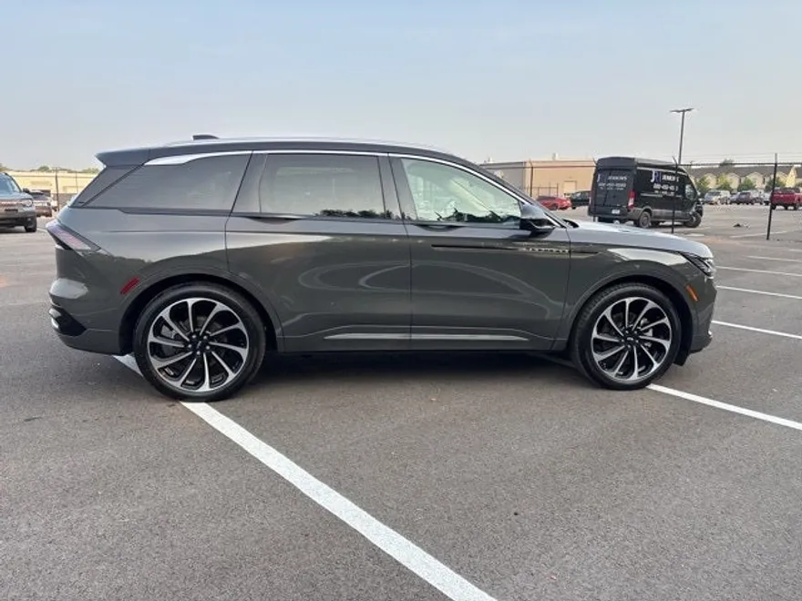2024 Lincoln Nautilus Black Label photo 3