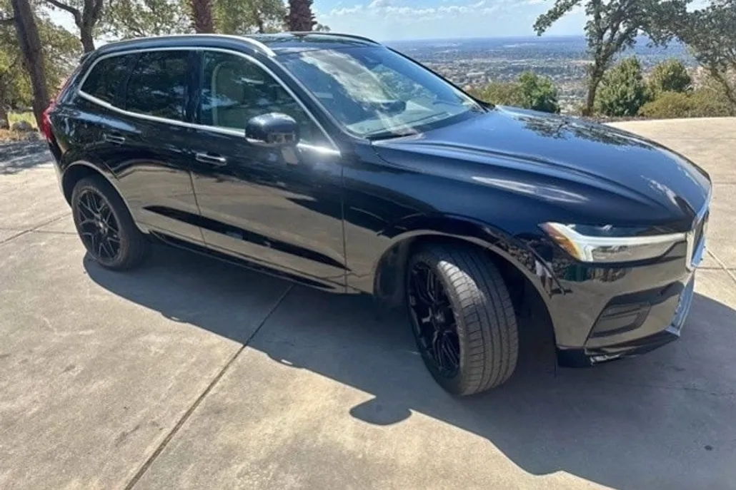 2021 Volvo XC60 T6 Momentum photo 1