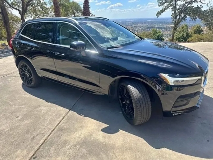 2021 Volvo XC60 T6 Momentum photo 1