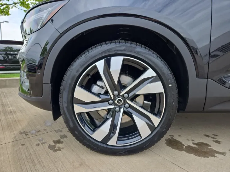 2025 Volvo XC40 Plus photo 1
