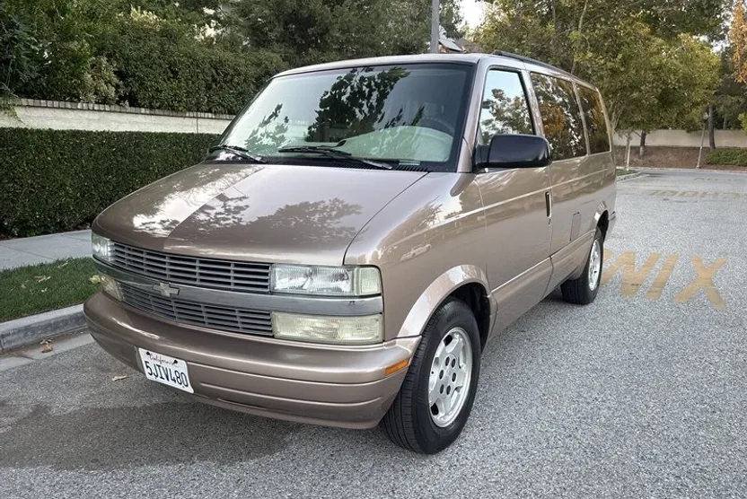 2004 Chevrolet Astro Van photo 1