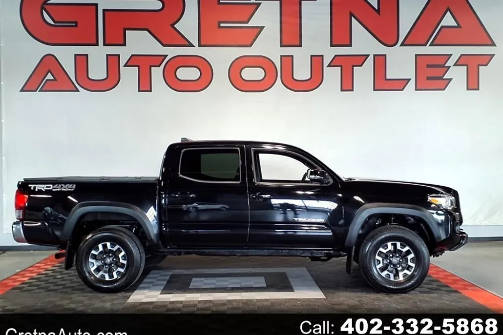 2017 Toyota Tacoma TRD Off-Road photo 1