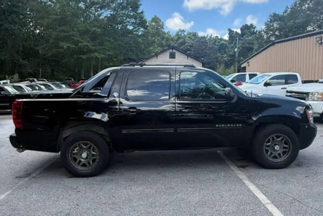 2013 Chevrolet Avalanche LT photo 1