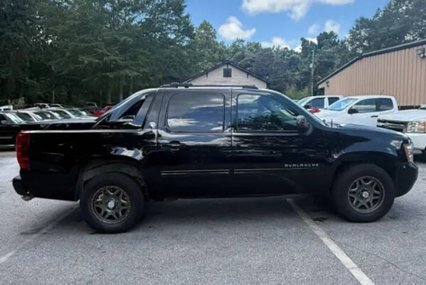 2013 Chevrolet Avalanche LT photo 1