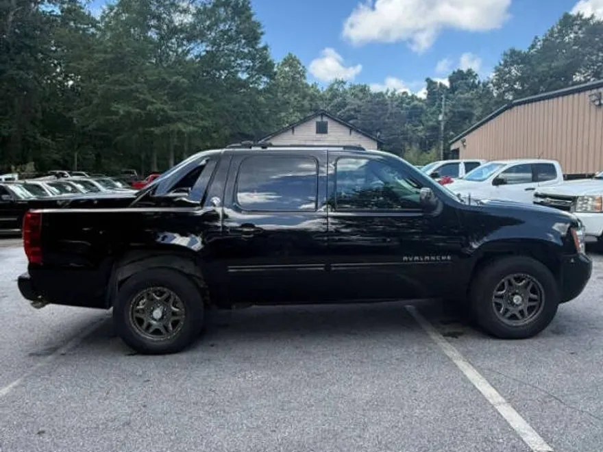 2013 Chevrolet Avalanche LT photo 1