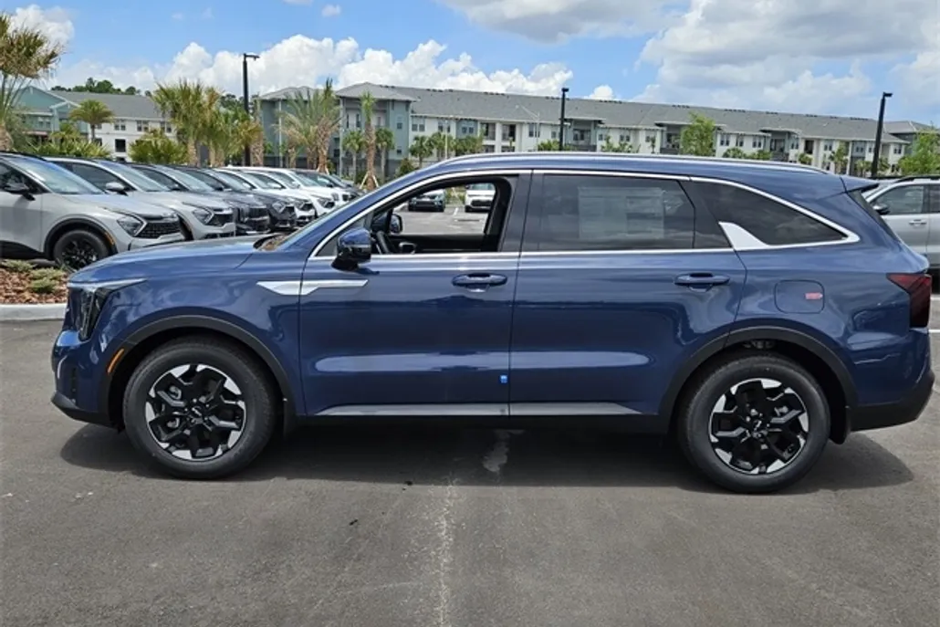 2025 Kia Sorento S photo 1