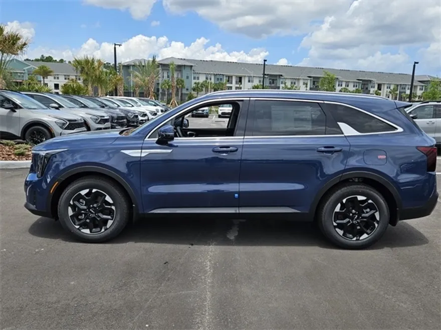 2025 Kia Sorento S photo 1