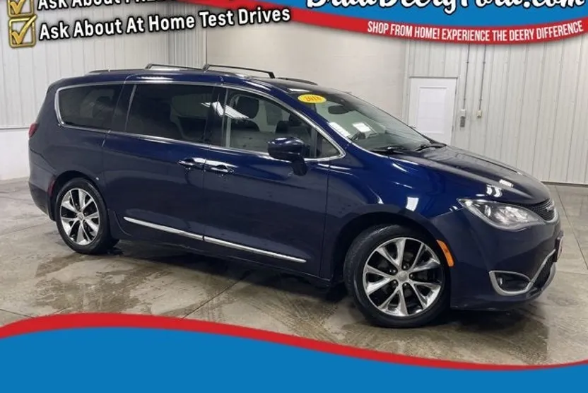 2018 Chrysler Pacifica Touring L photo 1