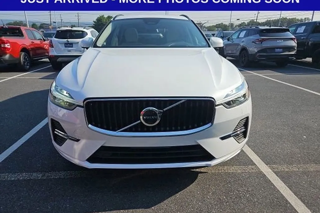 2022 Volvo XC60 B5 Momentum photo 1