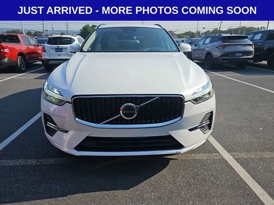 2022 Volvo XC60 B5 Momentum photo 1