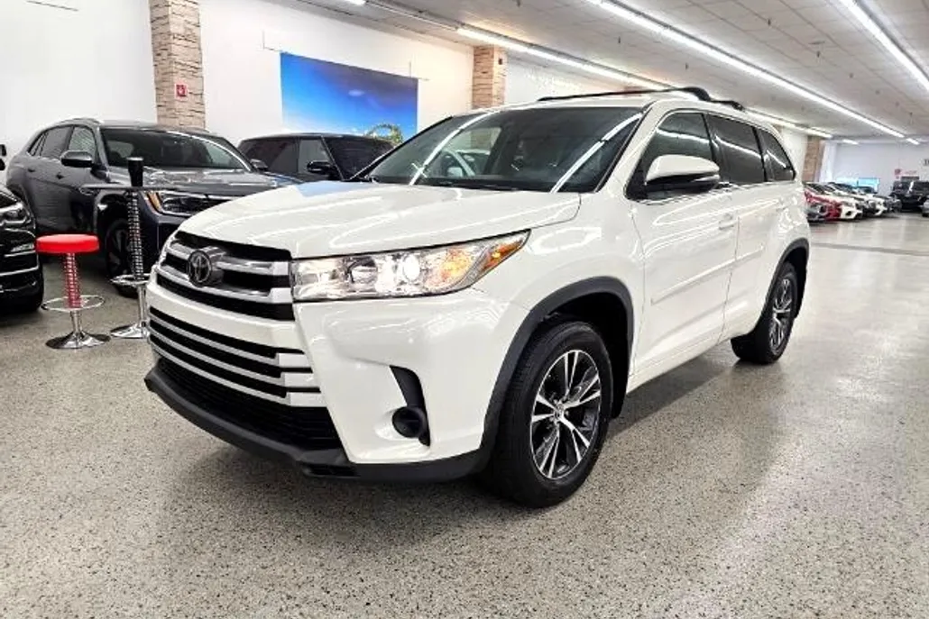 2018 Toyota Highlander LE photo 1