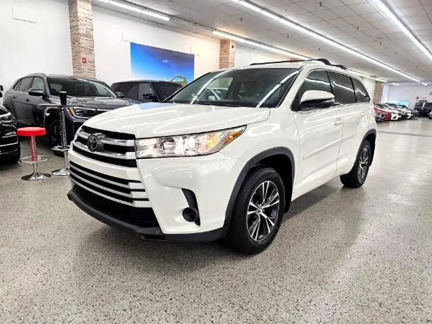 2018 Toyota Highlander LE photo 1