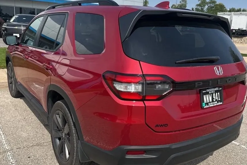 2024 Honda Pilot Sport photo 1