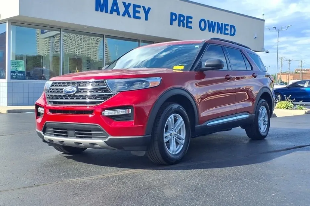 2023 Ford Explorer XLT photo 1
