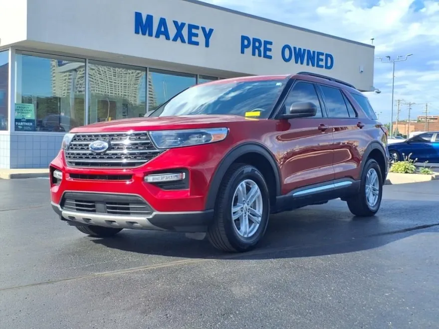 2023 Ford Explorer XLT photo 1