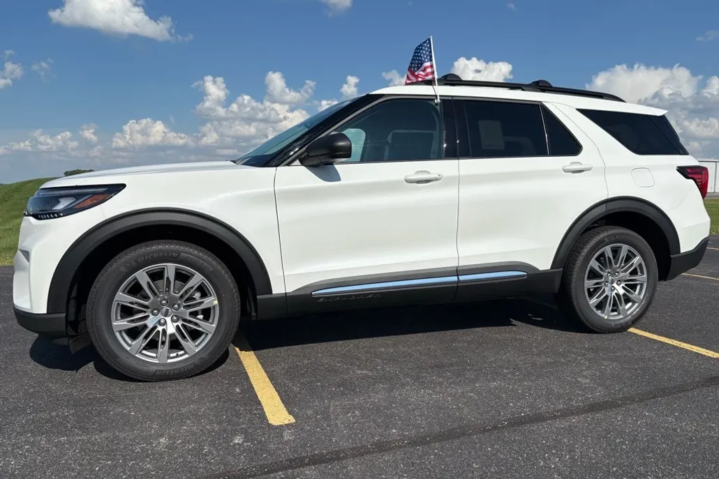 2025 Ford Explorer photo 1