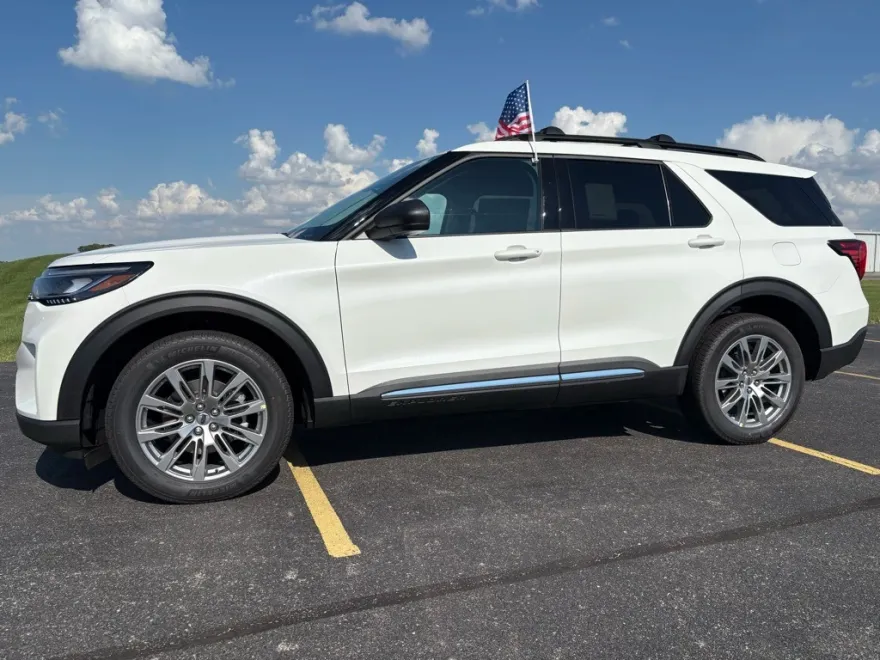 2025 Ford Explorer photo 1
