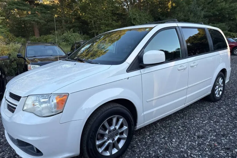 2013 Dodge Grand Caravan R/T photo 1