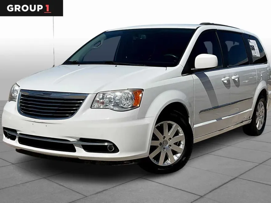 2014 Chrysler Town & Country Touring photo 1
