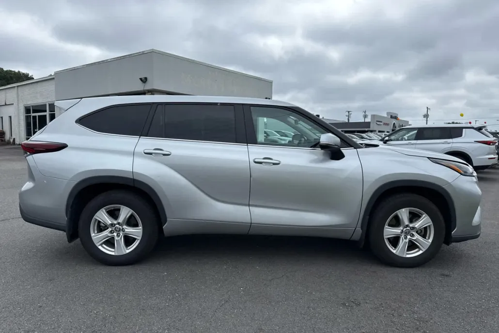 2024 Toyota Highlander LE photo 1