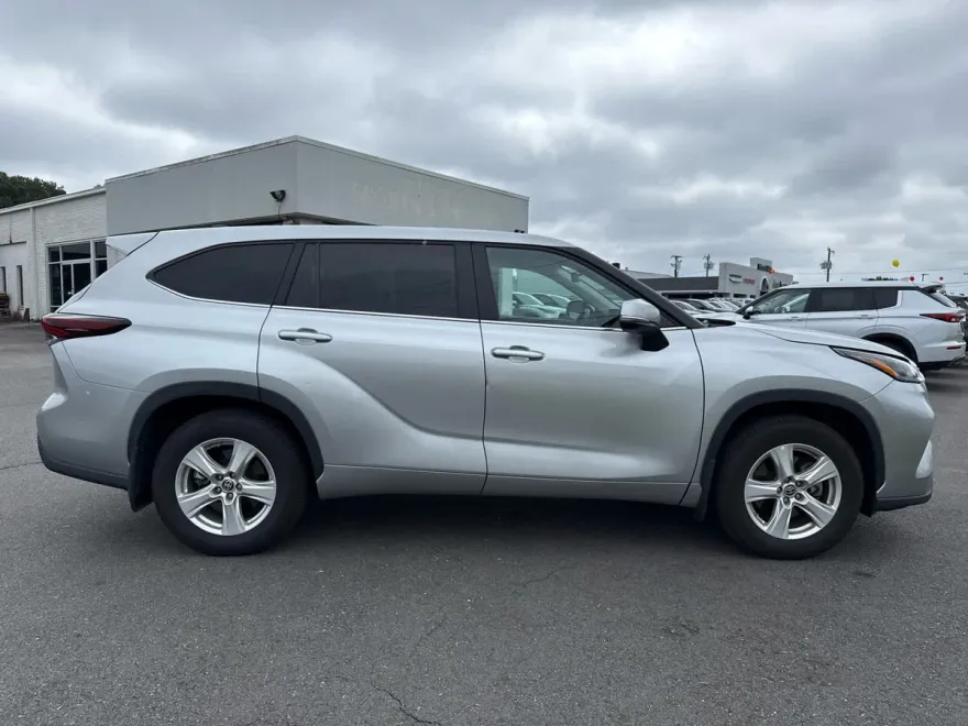 2024 Toyota Highlander LE photo 1