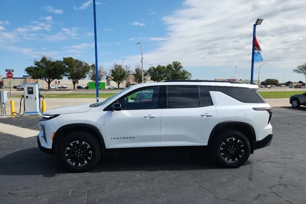 2025 Chevrolet Traverse Z71 photo 1
