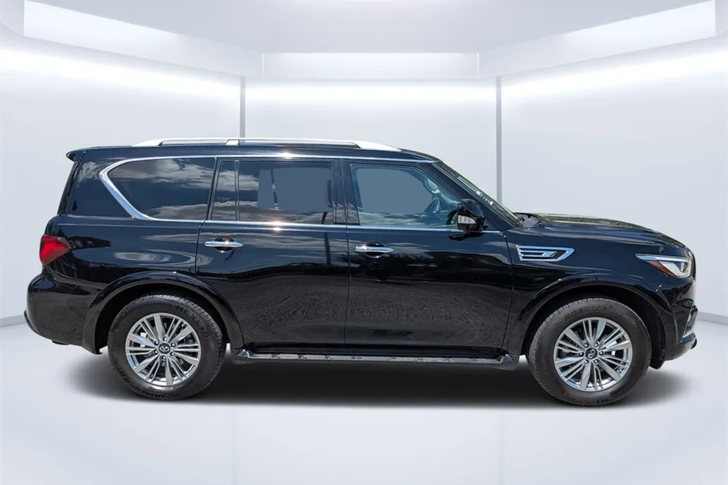 2021 Infiniti QX80 Luxe photo 1
