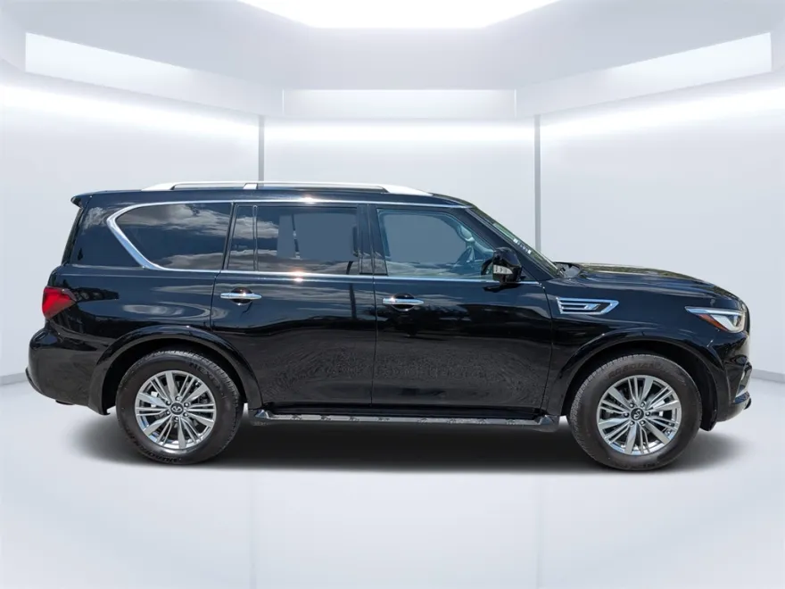 2021 Infiniti QX80 Luxe photo 1