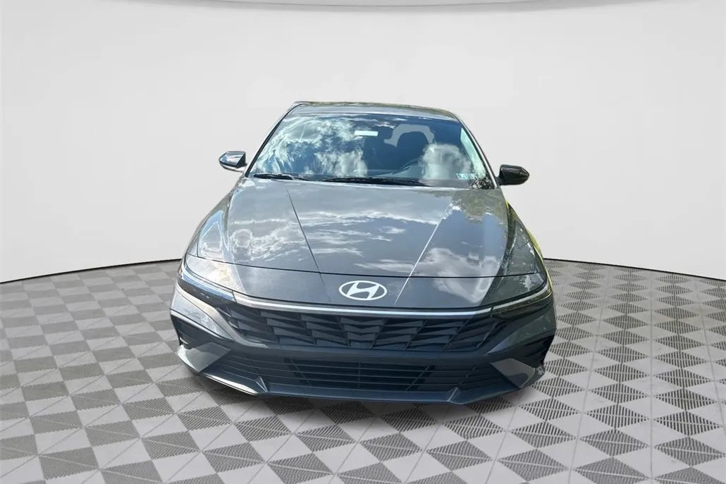 2025 Hyundai Elantra SEL Sport photo 1