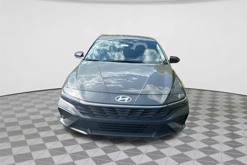 2025 Hyundai Elantra SEL Sport photo 1