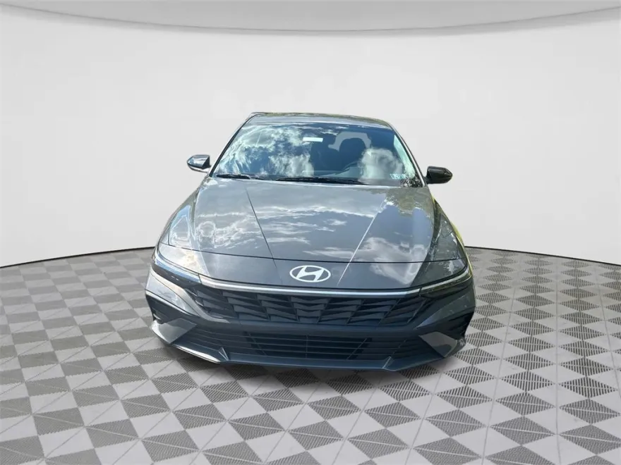 2025 Hyundai Elantra SEL Sport photo 1