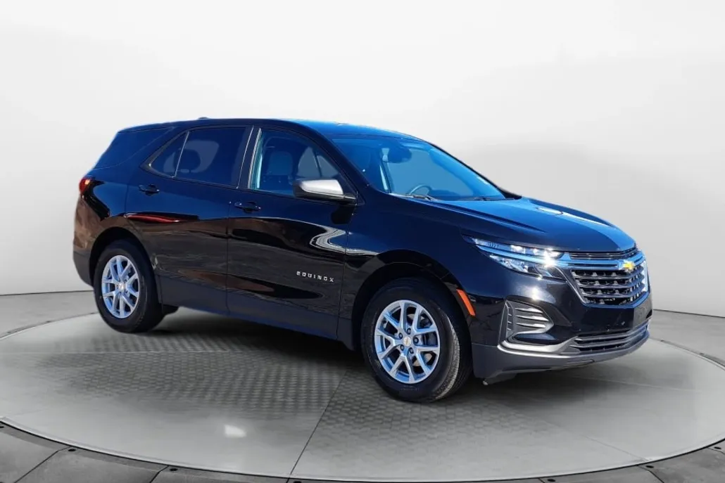 2023 Chevrolet Equinox LS photo 1