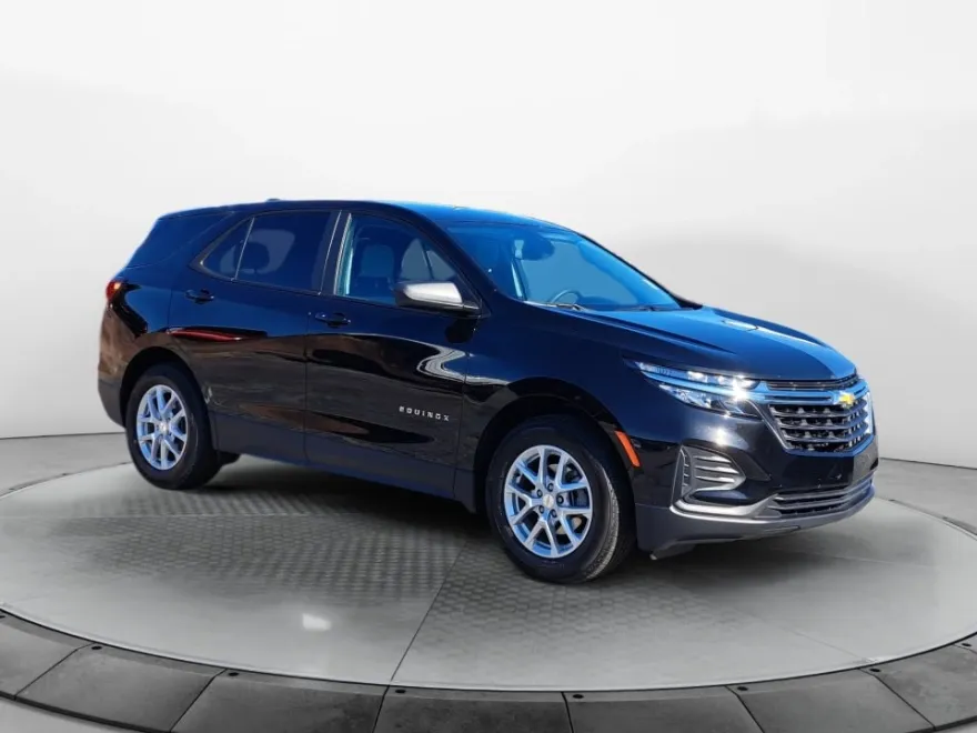 2023 Chevrolet Equinox LS photo 1