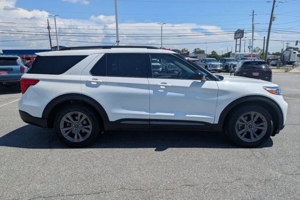 2022 Ford Explorer XLT photo 1