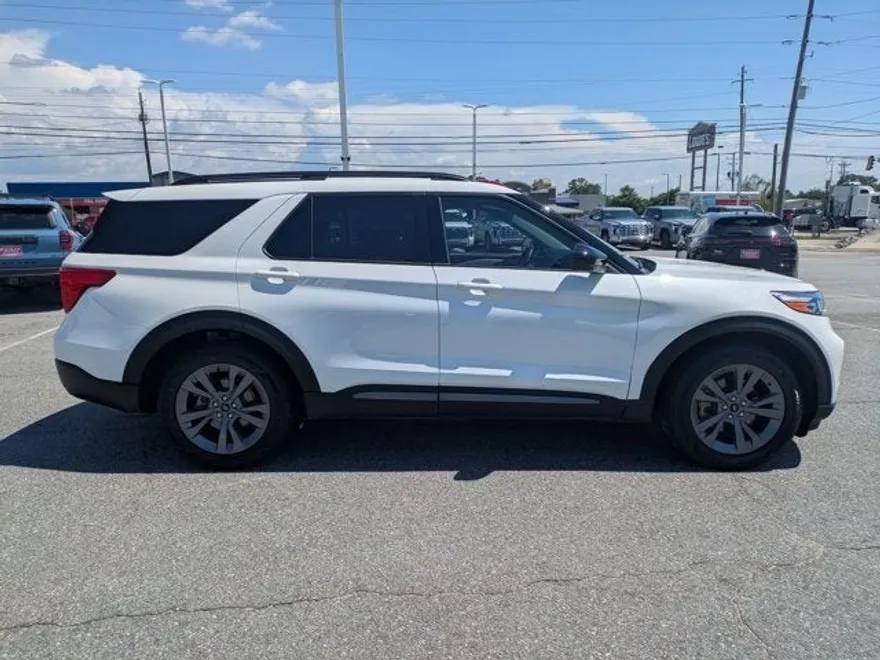 2022 Ford Explorer XLT photo 1