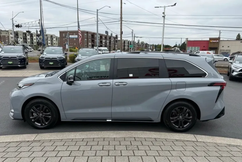 2024 Toyota Sienna XSE photo 1
