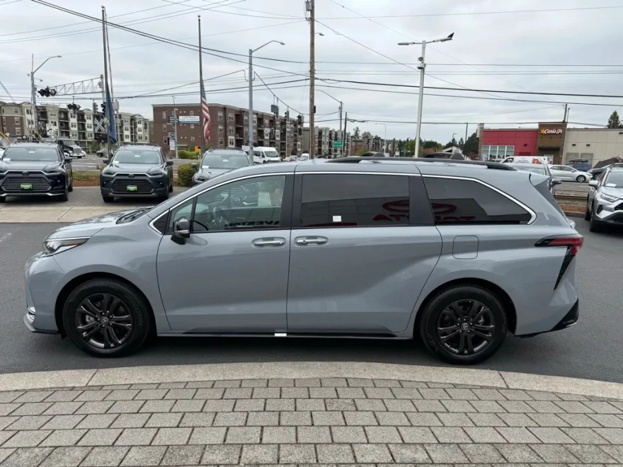 2024 Toyota Sienna XSE photo 1