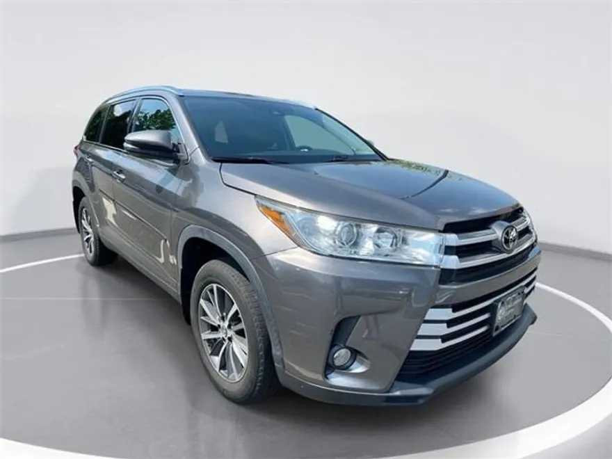 2019 Toyota Highlander XLE photo 1