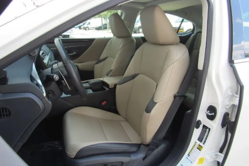 2021 Lexus ES 250 photo 1