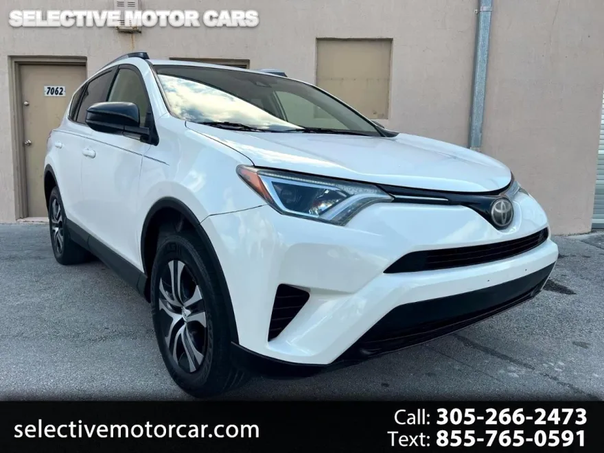 2017 Toyota RAV4 LE photo 1