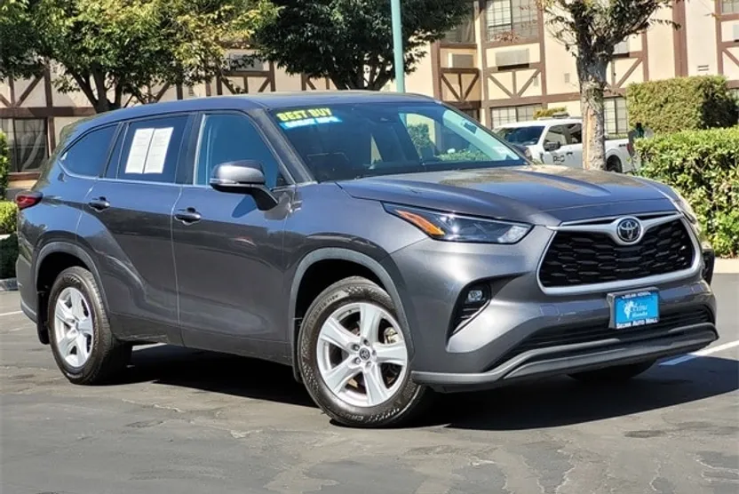2023 Toyota Highlander LE photo 1