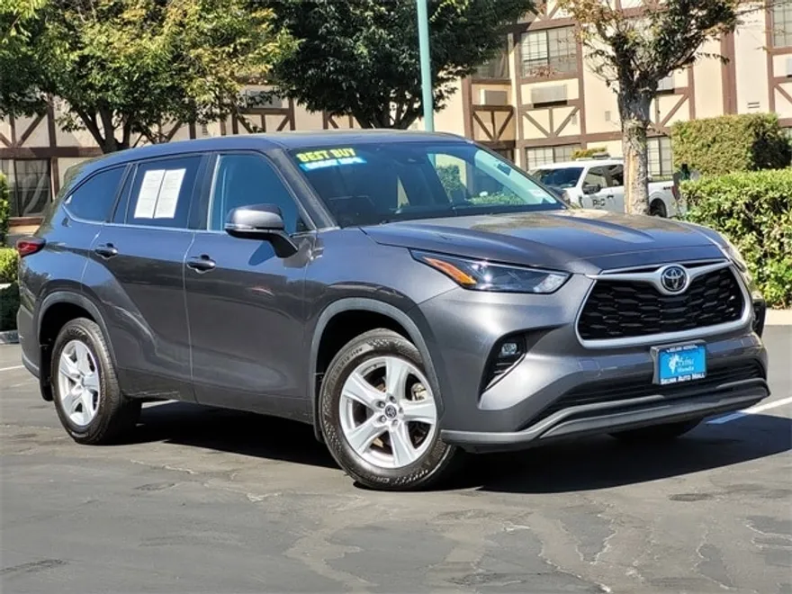2023 Toyota Highlander LE photo 1