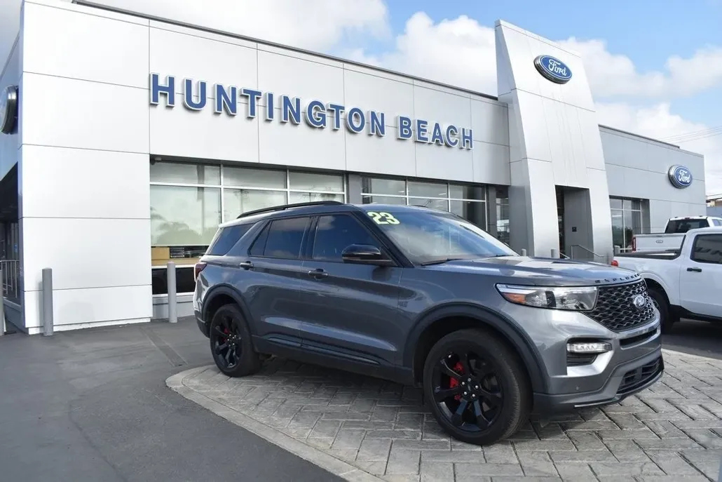 2023 Ford Explorer ST photo 1