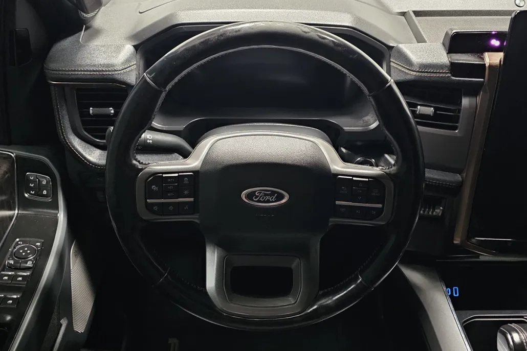 2022 Ford F-150 Lightning Lariat photo 1