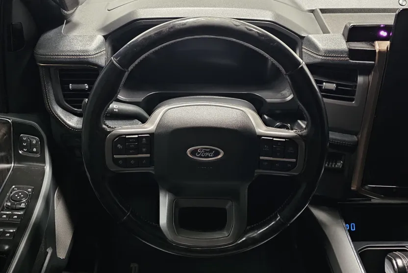 2022 Ford F-150 Lightning Lariat photo 1