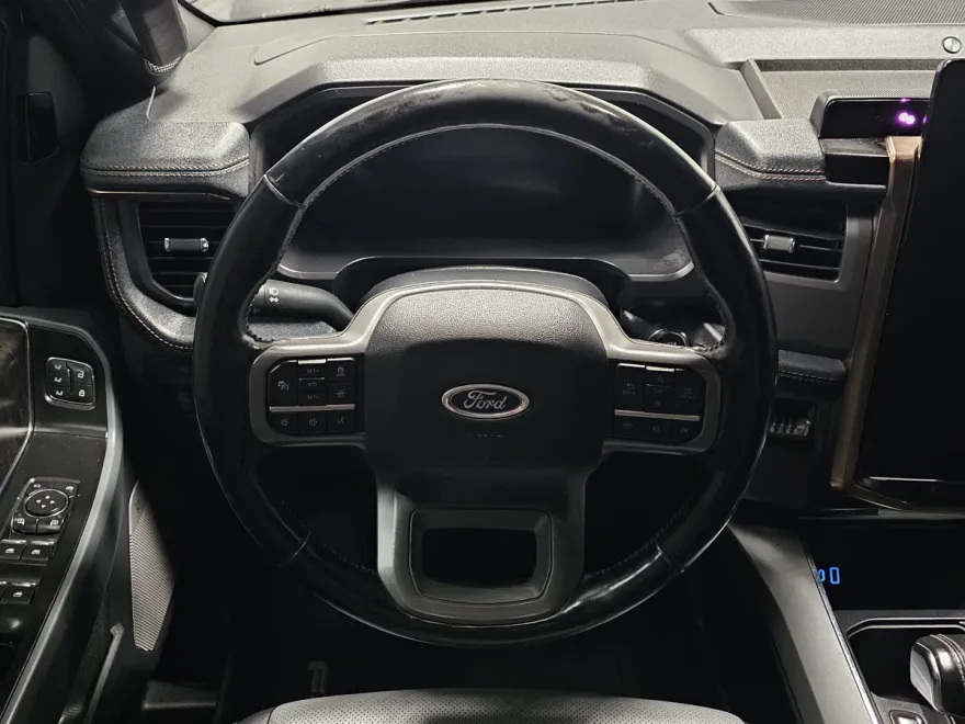 2022 Ford F-150 Lightning Lariat photo 1
