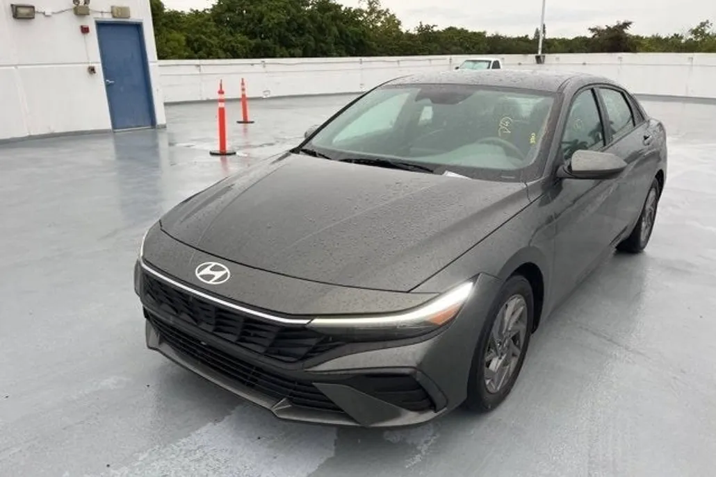 2024 Hyundai Elantra SEL photo 1
