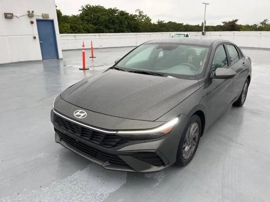 2024 Hyundai Elantra SEL photo 1