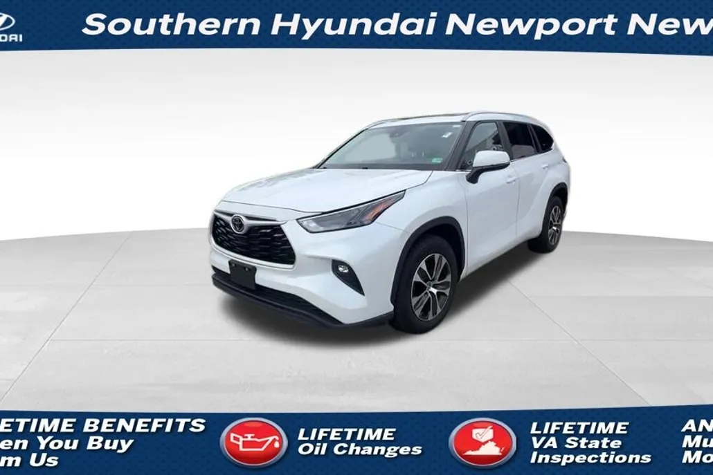 2024 Toyota Highlander LE photo 1