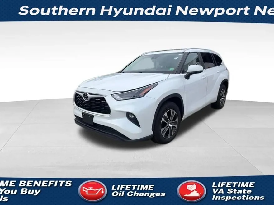 2024 Toyota Highlander LE photo 1